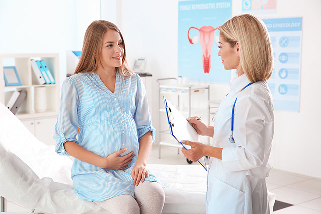Ginecóloga en consulta con una chica embarazada